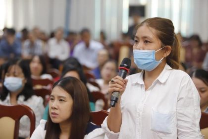 Phụ huynh có con học ở Trường tiểu học Lê Anh Xuân (Q.7, Tp.HCM) bày tỏ những khó khăn khi con học lớp 1 - Ảnh: N.Hùng