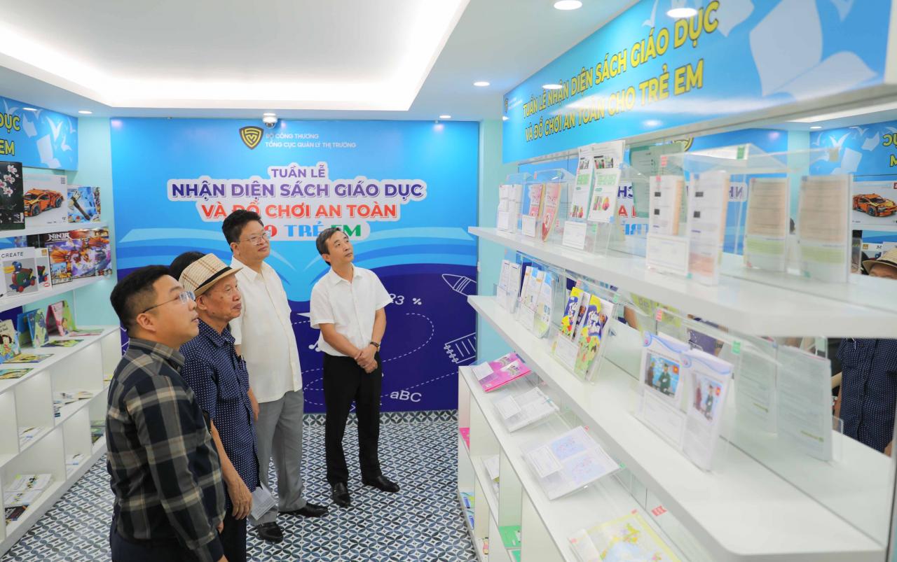 Đại diện lãnh đạo NXB Giáo dục Việt Nam tại buổi khai mạc “Tuần lễ nhận diện sách giáo dục và đồ chơi an toàn cho trẻ em”. Ảnh: Thanh Tùng