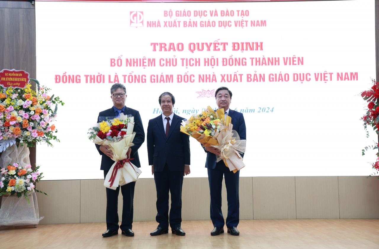 Bộ trưởng Bộ GD-ĐT Nguyễn Kim Sơn tặng hoa cho ông Hoàng Lê Bách và ông Phạm Văn Thắng đã hoàn thành nhiệm vụ Bộ trưởng phân công