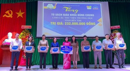 Bà Bùi Thu Giang - Phó Tổng Giám đốc Giáo dục Phương Nam, đại diện NXBGDVN trao tặng 9 tủ sách cho các thư viện tỉnh Bến Tre